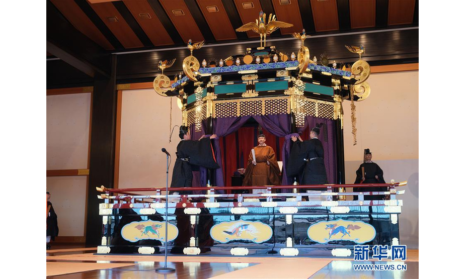 10月22日，日本德仁天皇（中）在东京皇居正殿参加即位仪式（“即位礼正殿之仪”）。 日本德仁天皇22日在皇居正殿“松之间”举行了“即位礼正殿之仪”，正式宣告日本第126代天皇即位。 新华社发