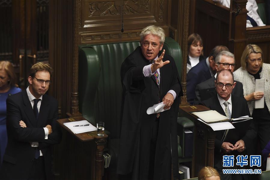 10月21日，在英国伦敦，英国议会下院议长约翰·伯科（中）在下院发言。 当日，英国议会下院议长约翰·伯科否决了政府提交的一项要求再度表决新“脱欧”协议的动议，理由是再度表决将导致“重复、无序”。 新华社发（英国议会摄影师杰西卡·泰勒摄）