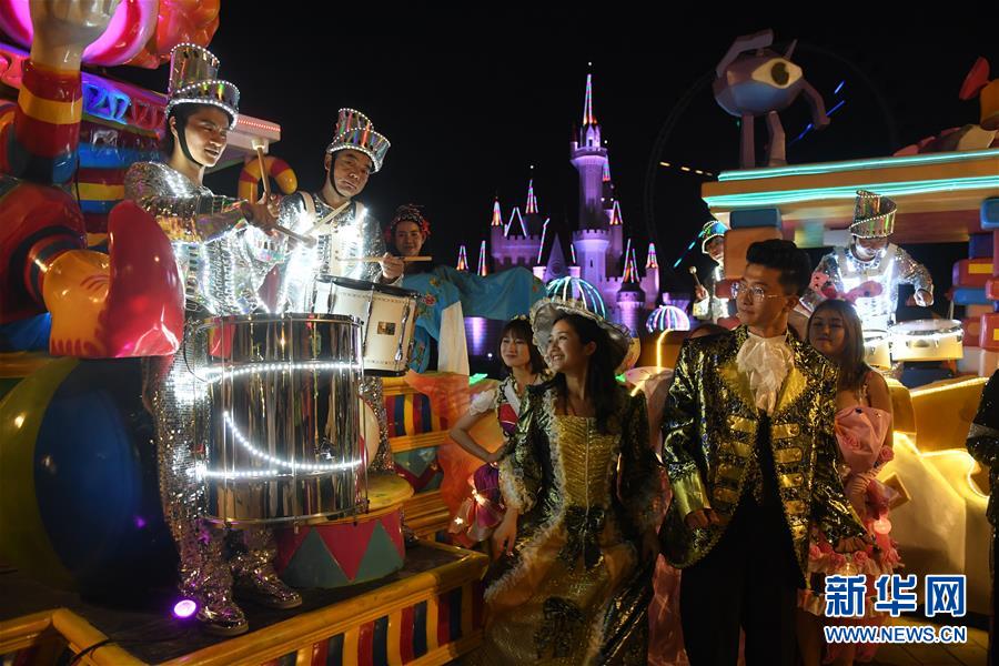 7月12日，舞蹈演员在花车巡游预演中表演。 北京石景山游乐园2019“狂欢之夏”活动将于7月13日至8月31日举行。本次活动历时50天，将开展奇幻光影秀、萌宠假期大马戏、美食啤酒嘉年华、炫动盛夏花车巡游等活动，为人们夏日休闲娱乐提供好去处。 新华社记者 李俊东 摄