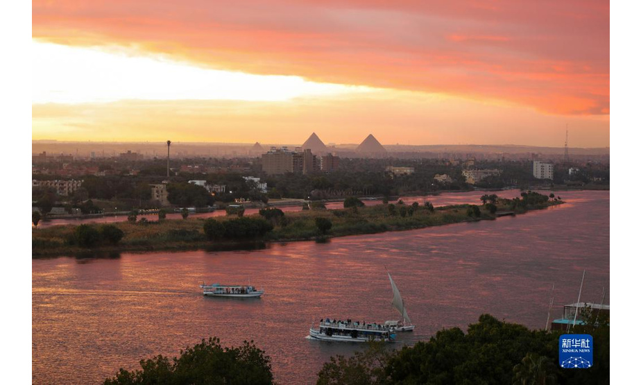 1月26日，一艘帆船行驶在埃及开罗被霞光映红的尼罗河上。

　　新华社记者 隋先凯 摄