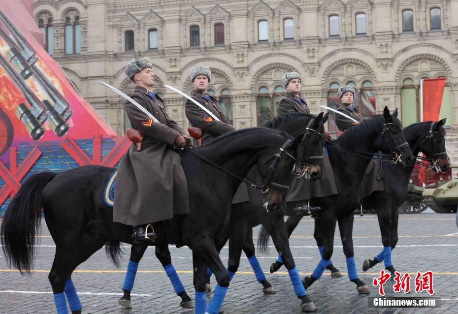 当地时间11月7日，莫斯科红场举行阅兵式，纪念1941年红场阅兵式。1941年，德军兵临莫斯科城下。为了鼓舞苏联官兵士气，苏联高层决定于当年11月7日在红场举行阅兵式。部队接受检阅完后直接开赴战场。1941年阅兵式被称为战争史上的奇迹，极大鼓舞了苏联军民抗击法西斯的士气。中新社记者 王修君 摄