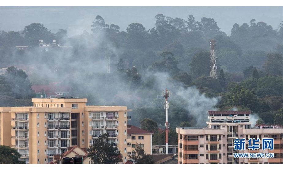 1月15日拍摄的爆炸区域，有大量浓烟升起。 据肯尼亚媒体报道，首都内罗毕市区一商业综合体15日遭爆炸袭击，目前已造成3人死亡，另有多人受伤。 新华社记者 张宇 摄