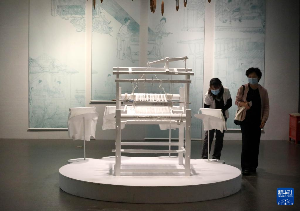 9月26日，参观者在“江南生活美学展”上参观。