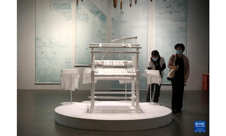 9月26日，参观者在“江南生活美学展”上参观。