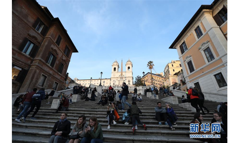这是2019年3月6日，在意大利罗马，人们在西班牙台阶游览。这里因是电影《罗马假日》的取景地而著名。 新华社记者 程婷婷 摄