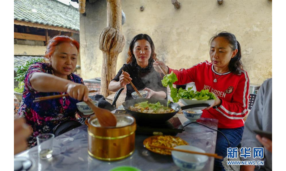 9月19日，游客在花田乡何家岩村的农家乐里品尝花田贡米和土家美食。新华社记者 刘潺 摄