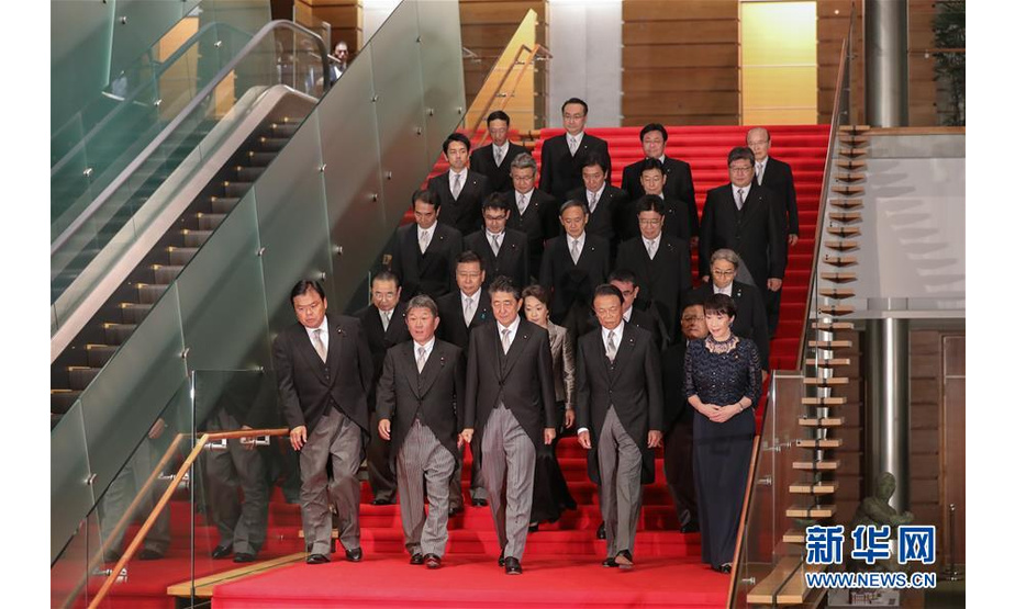 9月11日，在日本东京首相官邸，日本首相安倍晋三（前排中）率阁僚走下楼梯，准备合影。新华社记者 杜潇逸 摄