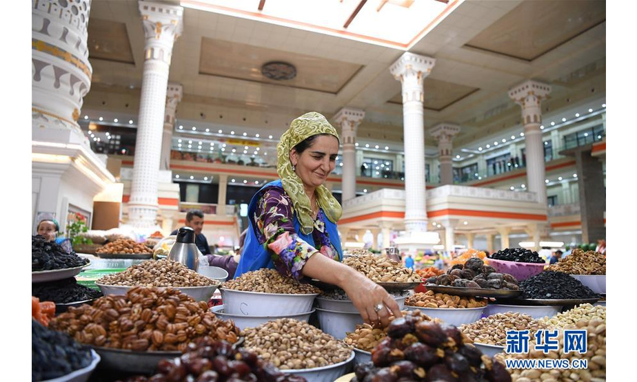 6月10日，在塔吉克斯坦首都杜尚别，一名商贩售卖干果。塔吉克斯坦共和国，简称塔吉克斯坦，是位于中亚东南部的内陆国家。塔吉克斯坦是多民族国家，全国共有86个民族，人口约910万。新华社记者沙达提摄