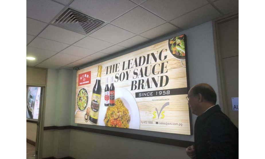 中国品牌登上广告牌。（摄/陈振凯）
