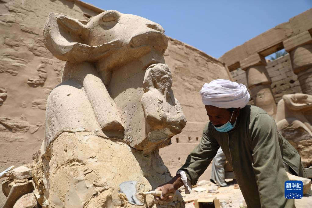 8月25日，工作人员在埃及卢克索进行文物修复工作。

　　埃及对位于南部城市卢克索的卡纳克神庙等众多文物古迹开展修复保护工作。

　　新华社发（艾哈迈德·戈马摄）