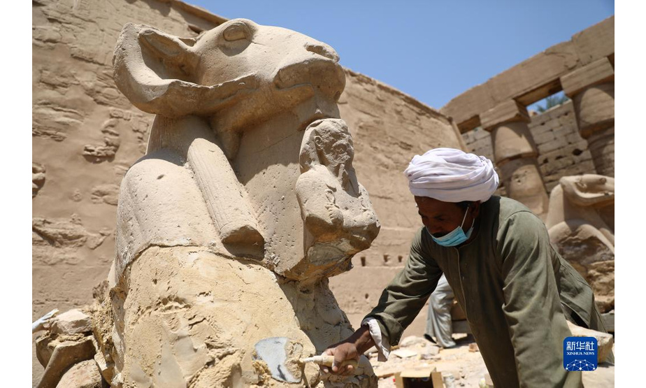 8月25日，工作人员在埃及卢克索进行文物修复工作。

　　埃及对位于南部城市卢克索的卡纳克神庙等众多文物古迹开展修复保护工作。

　　新华社发（艾哈迈德·戈马摄）