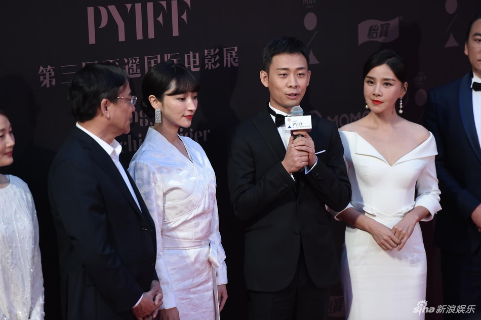 新浪娱乐讯 10月10日晚，第三届平遥国际电影展在山西平遥开幕，谢飞、管虎、陈冲、赵涛、张译、三吉彩花、邓恩熙，以及电影展创始人贾樟柯、艺术总监马可·穆勒等将亮相。（王远宏/摄影）