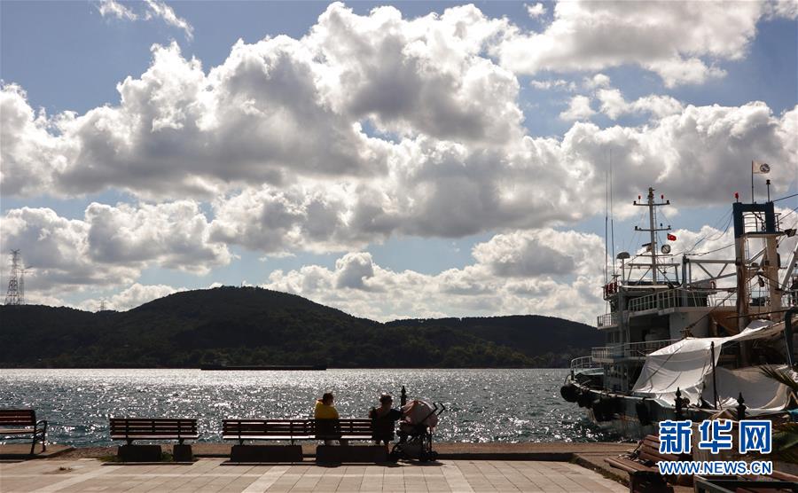 这是8月3日在土耳其伊斯坦布尔拍摄的海滨美景。 土耳其伊斯坦布尔的海滨碧水云天，景色宜人。 新华社记者 徐速绘 摄