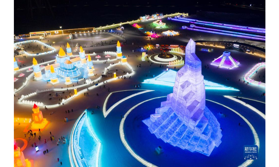 2月27日，游客在哈尔滨冰雪大世界园区游玩（无人机照片）。

　　当日是第二十三届哈尔滨冰雪大世界开园的最后一天，许多市民和游客来到这里游玩。

　　新华社记者 谢剑飞 摄