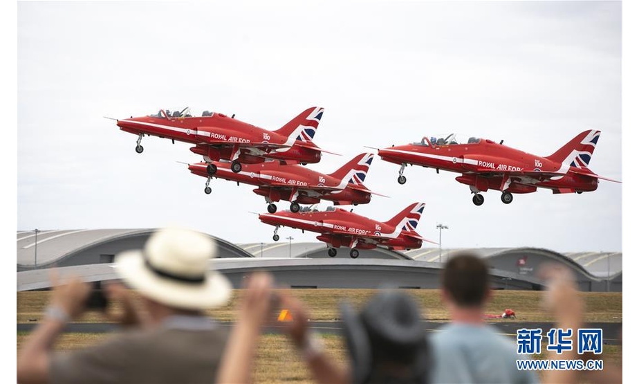 7月22日，人们在英国法恩伯勒航展上观看英国皇家空军“红箭”飞行表演队的特技飞行表演。当日，英国2018法恩伯勒国际航展闭幕。 新华社记者韩岩摄
