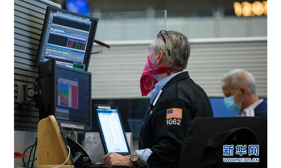 　　5月26日，交易员在美国纽约证券交易所交易大厅工作。 新华社发（纽约证券交易所供图 科林·齐默摄）


