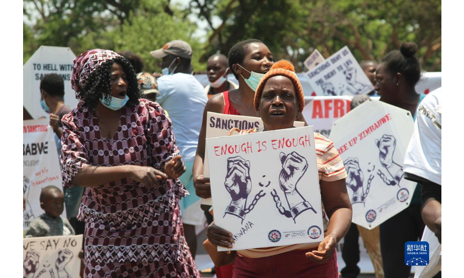 10月25日，人们在津巴布韦首都哈拉雷的美国驻津使馆附近举行游行示威，抗议西方国家对津制裁。

　　当日，津巴布韦总统姆南加古瓦表示，英美等西方国家的非法制裁给津巴布韦造成严重负面影响，西方国家应尽快解除对津制裁。南部非洲发展共同体（南共体）2019年将每年10月25日定为“南共体反制裁日”，以声援津巴布韦，共同呼吁解除西方国家对津的非法制裁。

　　新华社发（塔法拉·穆瓜拉摄）