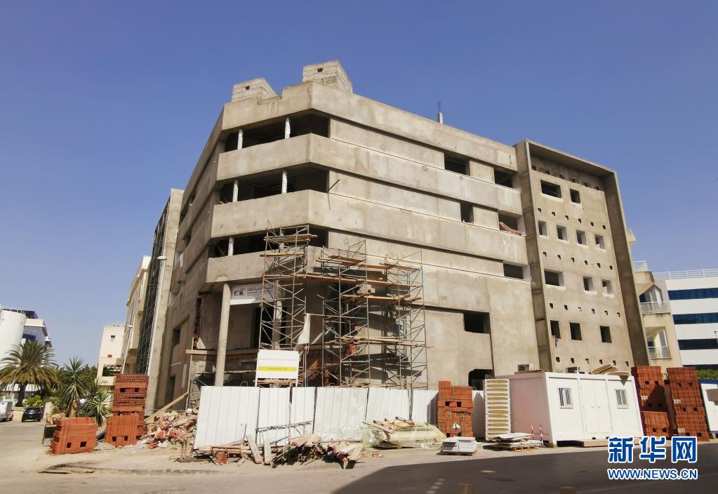 这是8月10日在突尼斯首都突尼斯市拍摄的停工的建筑工地。

　　突尼斯全国10日遭遇极端高温天气，首都突尼斯市最高气温达到48摄氏度。许多建筑工地因高温停工，一些商店在白天气温最高时关门停业，娱乐和休闲场所客流明显减少。

　　新华社发