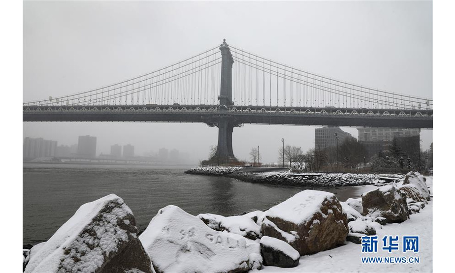 这是2月20日拍摄的雪中的美国纽约曼哈顿大桥。

　　当日，纽约迎来降雪天气。

　　新华社记者 王迎 摄

