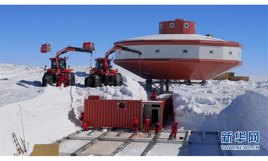 科考队员正在建设我国首个南极雪下工程（2019年1月3日摄）。 新华社发（中国第35次南极科学考察队供图）
