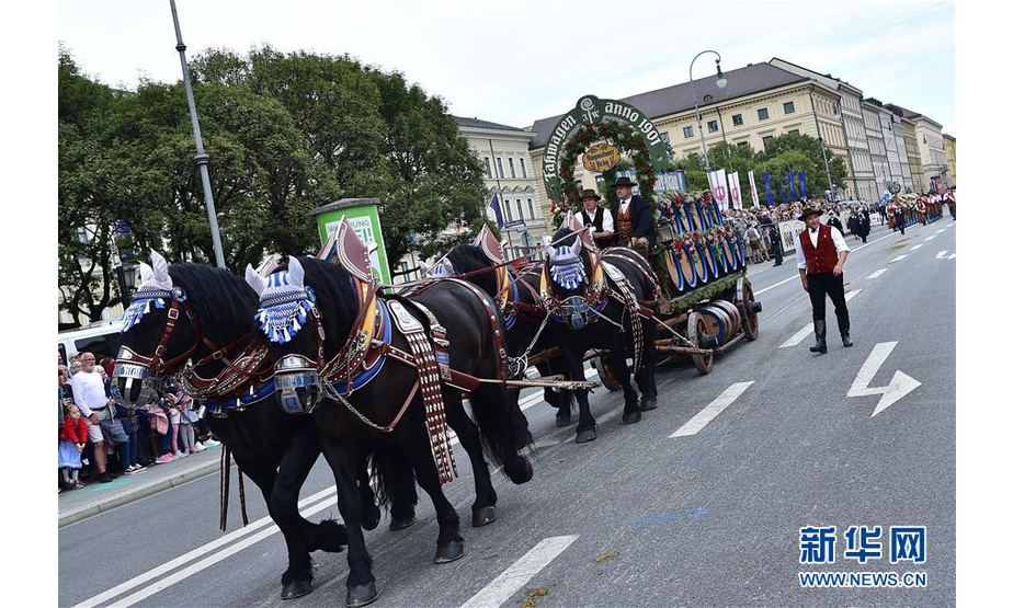 9月22日，在德国慕尼黑，人们乘马车参加盛装游行。 新华社记者逯阳摄