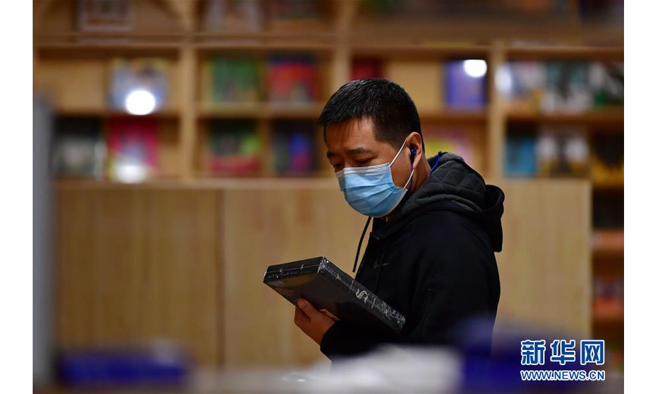3月15日，读者在太原市岛上书店挑选书籍。 近日，山西省太原市的实体书店逐渐恢复营业。 新华社记者 曹阳 摄