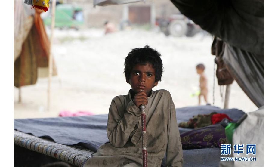 10月17日，在巴基斯坦拉瓦尔品第的一处贫民窟，一名儿童坐在帐篷内。 10月17日是国际消除贫困日，联合国将今年的主题确定为“共同行动，实现儿童家庭社区赋权，消除贫困”。 新华社发（艾哈迈德·卡迈勒摄）