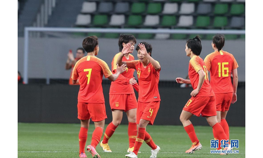 4月13日，中国队球员在比赛中庆祝进球。
