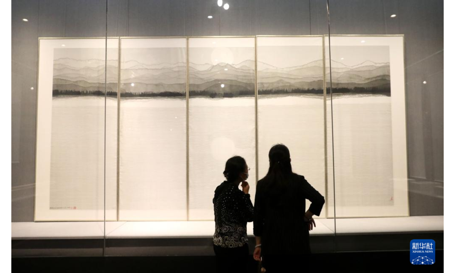 9月26日，参观者在“江南生活美学展”上欣赏江南丝织工艺品。