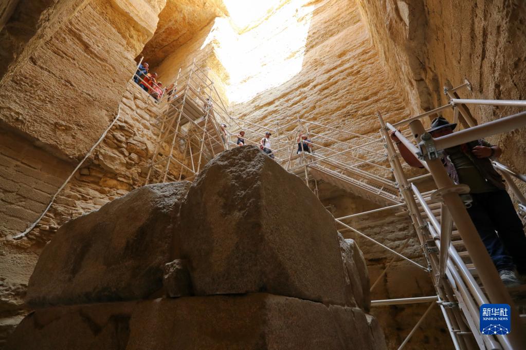 9月14日，游客在埃及首都开罗以南的塞加拉地区一座左塞尔时期古墓内游览。

　　当日，位于埃及首都开罗以南约30公里的塞加拉地区，一座距今4000多年的古埃及第三王朝国王左塞尔时期的古墓经过近15年的修缮后正式向公众开放。该墓位于左塞尔王阶梯金字塔建筑群西南角，由地上建筑和地下墓室两大部分构成。埃及于2006年启动对该墓墓道、墓墙、墓室等建筑体的保护和修缮工作。

　　新华社记者 隋先凯 摄