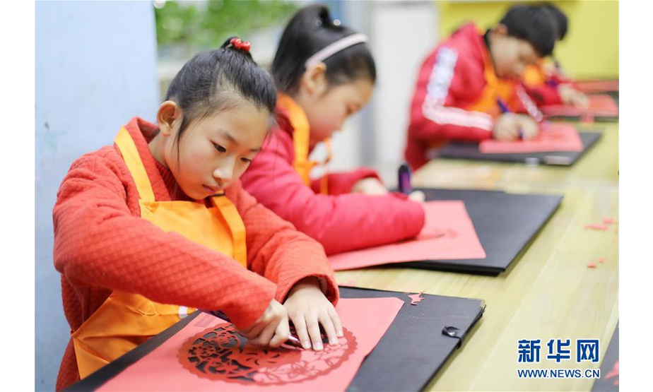 1月19日，孩子们在湖南省永州市道县的一家美术工作室制作用于装饰生肖灯笼的剪纸。 鼠年春节临近，孩子们通过亲手制作生肖主题的灯笼，感受传统民俗文化的魅力。 新华社发（何红福 摄）