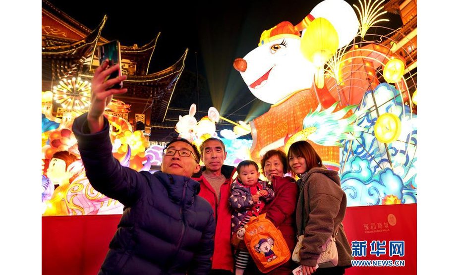 1月20日，游客在豫园留影。 春节即将来临，众多市民和游客来到“2020年豫园新春民俗艺术灯会”赏灯游园。今年的上海豫园灯会将从1月10日持续至2月11日。 新华社记者 刘颖 摄