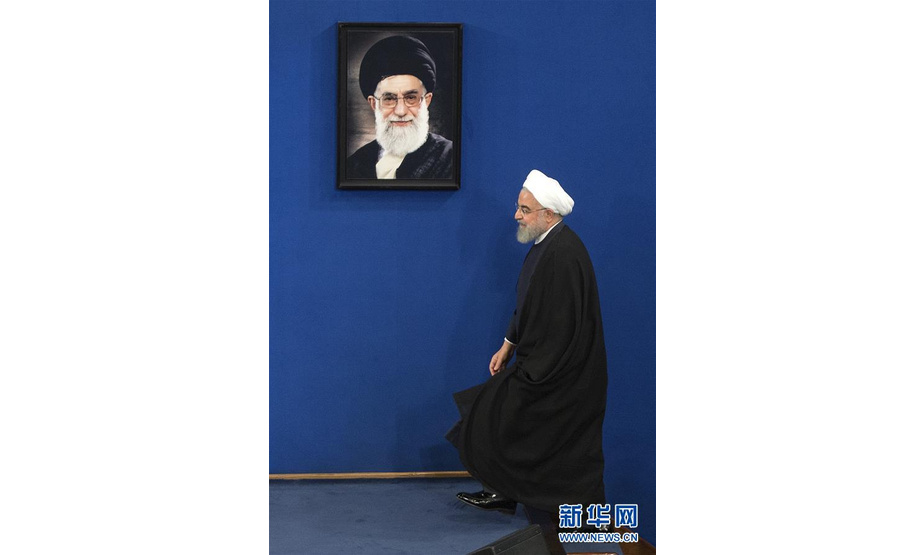 10月14日，伊朗总统鲁哈尼在德黑兰出席新闻发布会。 伊朗总统鲁哈尼14日在总统府举行记者会时表示，伊朗和美国是否重启谈判在于是否符合伊朗利益，与谁担任美国总统无关。 新华社发（艾哈迈德摄）