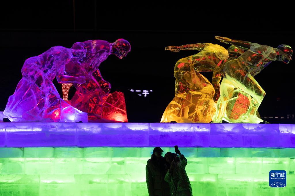 1月17日，市民在哈尔滨市机场路零公里环岛冰雪景观前拍照。新华社记者 张涛 摄