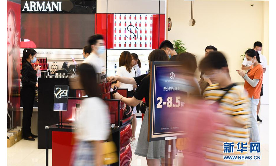 7月12日，游客在海口日月广场免税店选购化妆品。 新华社记者 杨冠宇 摄