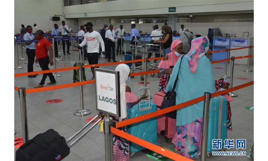 7月8日，旅客在尼日利亚阿布贾机场排队值机。 新华社发（奥拉屯基·奥巴萨摄）