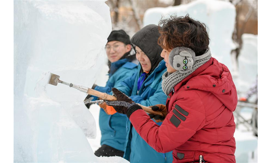 1月9日，参赛选手在进行冰雕创作。当日，第37届全国专业冰雕比赛在黑龙江省哈尔滨市兆麟公园拉开帷幕，来自全国各地的60多名选手参赛。 新华社记者 王松 摄