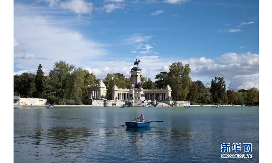 近日，西班牙首都马德里的普拉多大道和丽池公园文化景观获准列入世界遗产，这个文化景观位于马德里的城市中心，占地200公顷。作为西班牙式林荫大道原型的普拉多大道于16世纪落成，以大地女神喷泉为代表的大型喷泉散布其中。面积120公顷的丽池花园是建于17世纪的布恩·丽池宫的遗迹，展示了从19世纪至今的多种园林风格。文化景观遗产地内还坐落着各类丰富多样的建筑。

　　游人在西班牙马德里丽池公园内泛舟（2020年10月4日摄）。

　　新华社记者 孟鼎博 摄