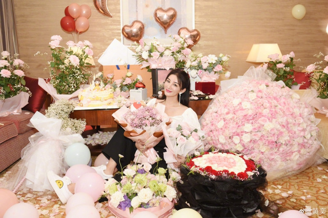 黄奕晒44岁庆生照皮肤紧致锁骨明显