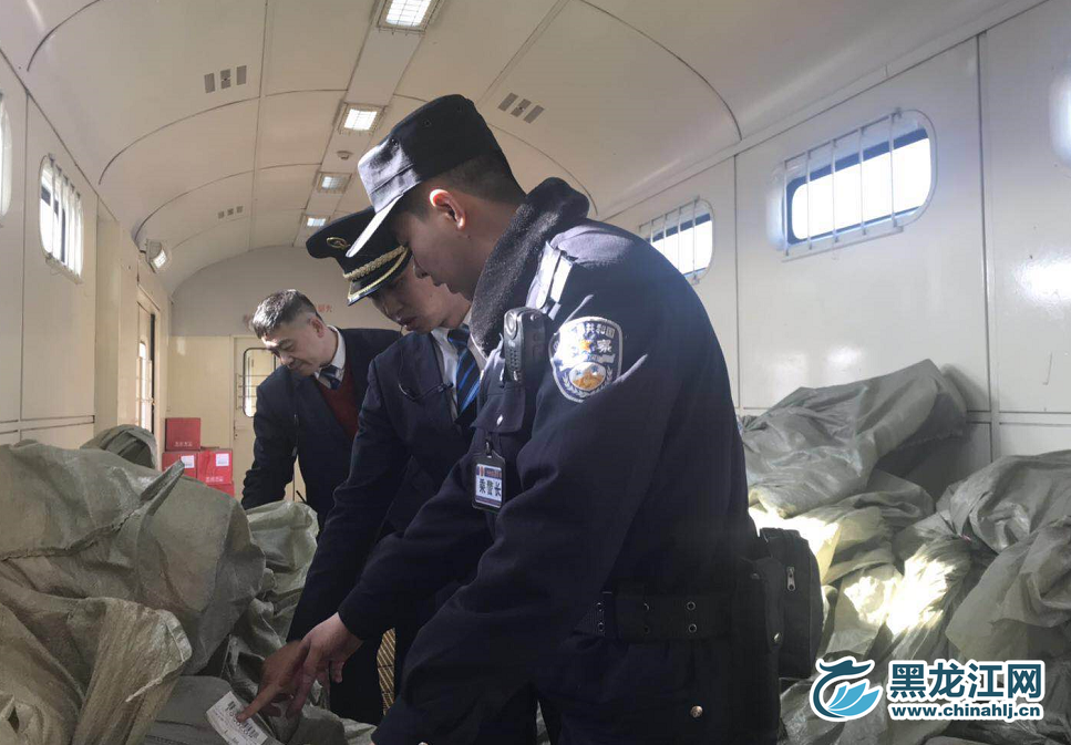列车长王鹏、乘警长范大伟和行李员于海龙在行李车厢对托运行李进行二次安检，危险品排查。 宋菲摄