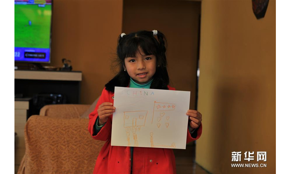 2月9日，在玻利维亚拉巴斯，年仅5岁的女孩安吉·博尔达用画表达对中国的关心和祝福，希望中国的小朋友早日走出疫情。 新华社发（米根·汉考克摄）
