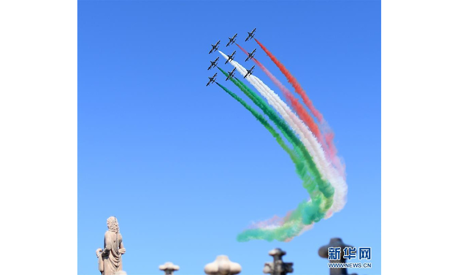 5月25日，意大利空军“三色箭”飞行表演队从米兰上空飞过。 从25日起，意大利“三色箭”飞行表演队在意大利多个城市举行飞行表演，庆祝即将到来的6月2日意大利“共和国日”，同时激励民众团结抗疫。 新华社发