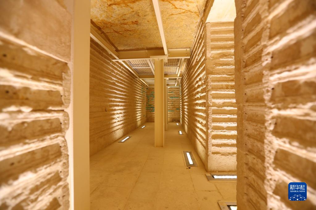 这是9月14日在埃及首都开罗以南的塞加拉地区一座左塞尔时期古墓内拍摄的画面。

　　当日，位于埃及首都开罗以南约30公里的塞加拉地区，一座距今4000多年的古埃及第三王朝国王左塞尔时期的古墓经过近15年的修缮后正式向公众开放。该墓位于左塞尔王阶梯金字塔建筑群西南角，由地上建筑和地下墓室两大部分构成。埃及于2006年启动对该墓墓道、墓墙、墓室等建筑体的保护和修缮工作。

　　新华社记者 隋先凯 摄