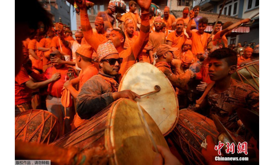 当地时间4月15日，尼泊尔巴克塔普尔，人们互相抛撒朱砂粉，庆祝朱砂节（Sindoor festival ）以及尼泊尔新年。