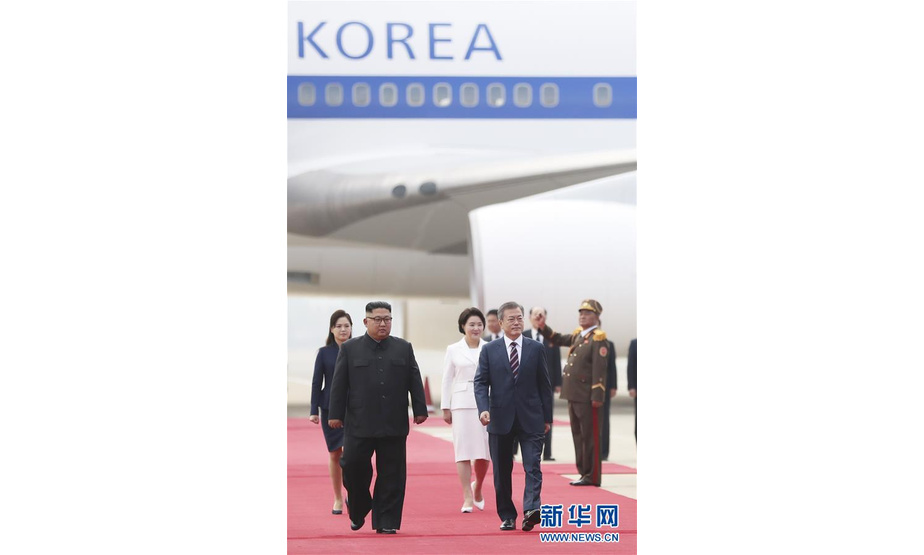 9月18日，韩国总统文在寅（前右）与朝鲜国务委员会委员长金正恩（前左）在平壤检阅仪仗队。 新华社发（韩朝首脑平壤会晤韩方联合采访团供图）