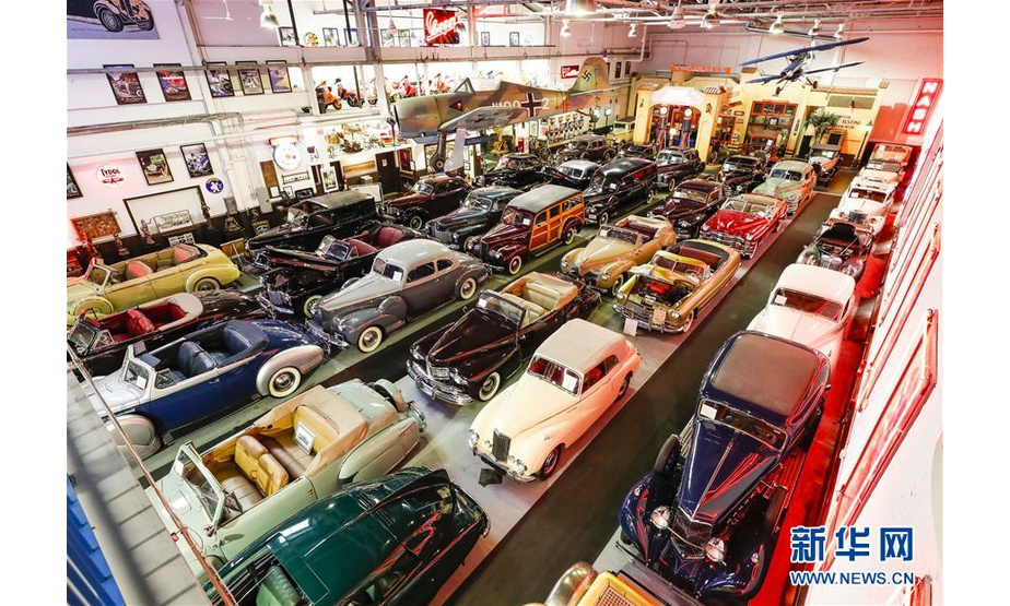 这是美国芝加哥克莱尔蒙特汽车博物馆的一间展厅（10月25日摄）。 克莱尔蒙特汽车博物馆是一家私人博物馆，收藏陈列有300多辆不同年代的经典汽车，为参观者呈现出汽车产业的发展史。 新华社发（乔尔·莱纳摄）