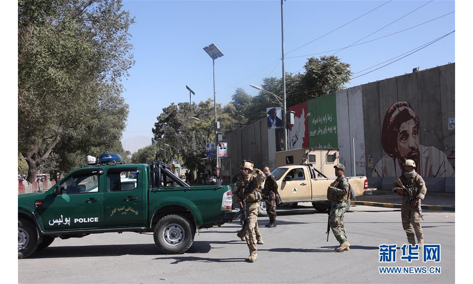 9月17日，在阿富汗首都喀布尔，阿安全部队士兵正在现场警戒。 阿富汗警方发言人17日说，阿首都喀布尔第9警区美国大使馆附近发生一起爆炸，目前伤亡情况不明。 新华社发（拉赫马图拉·阿里扎达摄）