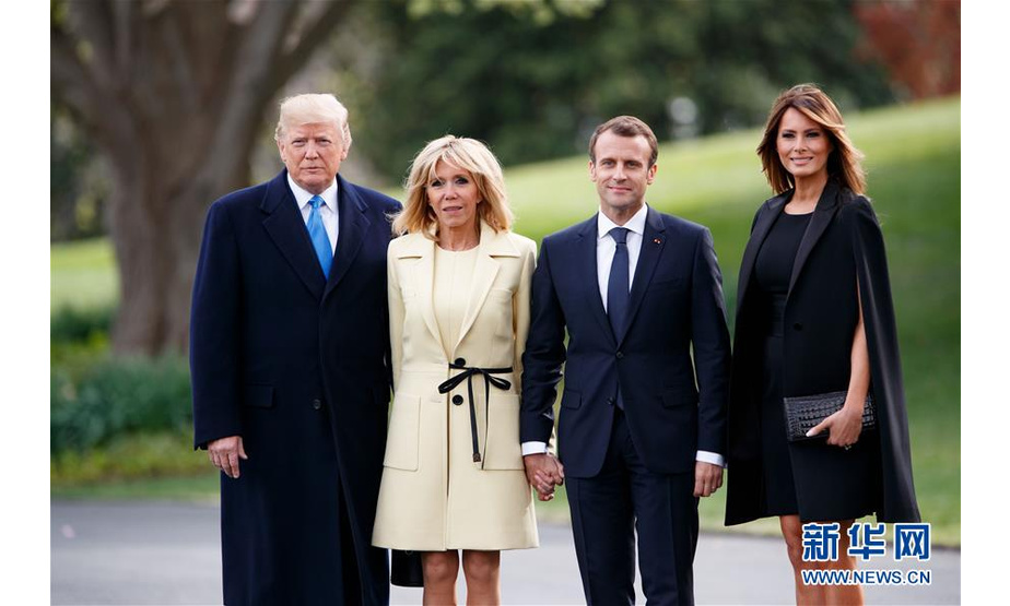 4月23日，在美国首都华盛顿，美国总统特朗普（左一）与夫人梅拉尼娅（右一）欢迎到访的法国总统马克龙（右二）与夫人布丽吉特。新华社发（沈霆摄）