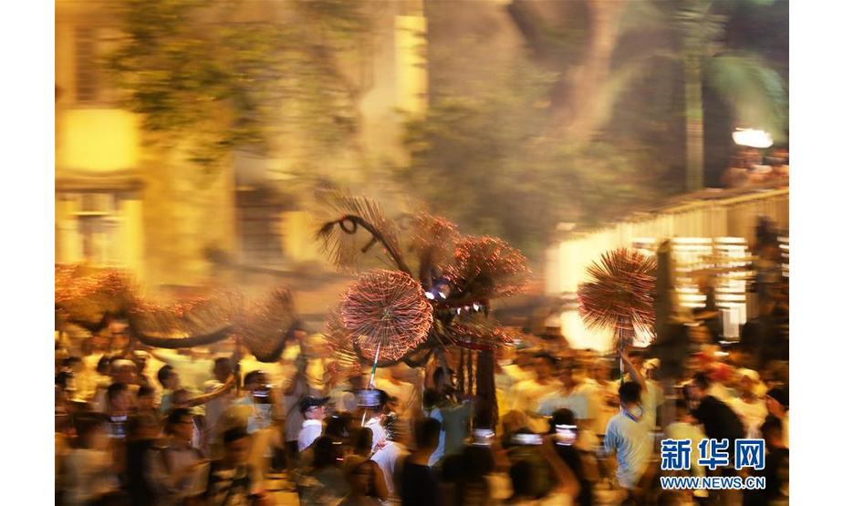 这是9月12日拍摄的香港街头舞火龙表演。当日，香港举行“庆祝大坑中秋火龙盛会”表演，迎接中秋节。新华社记者 李钢 摄