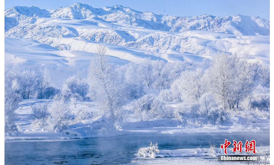每至冬季，地处新疆伊犁哈萨克自治州尼勒克县境内的喀什河谷，时常会出现云雾奇观，绵延百里的河谷次生林笼罩在云雾之间，若隐若现，树木凝成玉树琼枝，晶莹剔透。图为皑皑白雪将山川树木覆盖。 陈华林 摄